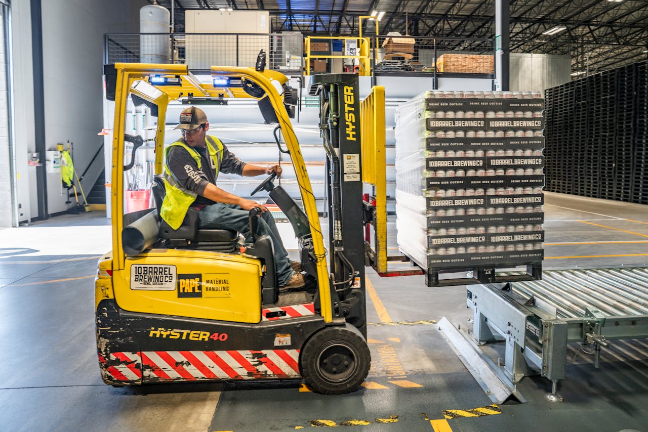 Homem ajudando na cadeia de supply chain