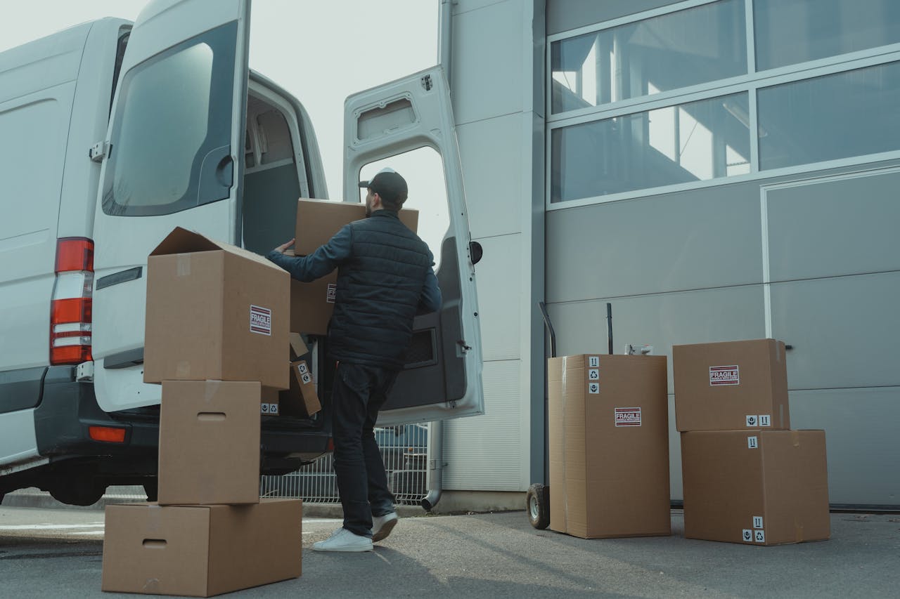 Homem fazendo serviço de transporte